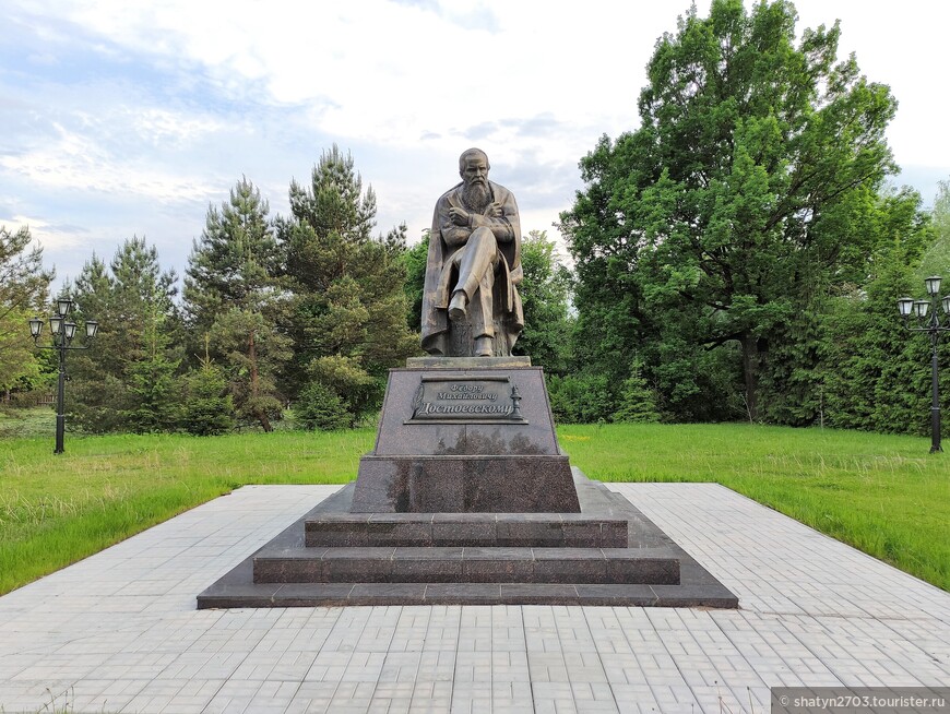 Памятник создан скульптором Вячеславом Клыковым. Открытие монумента было приурочено к 180-летию со дня рождения Достоевского в 2001 году.