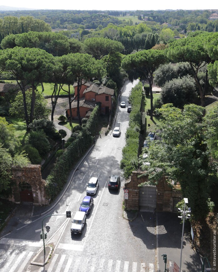 Вот так начало старой Аппиевой дороги выглядит от ворот Сан-Себастиано (Аппиевых).