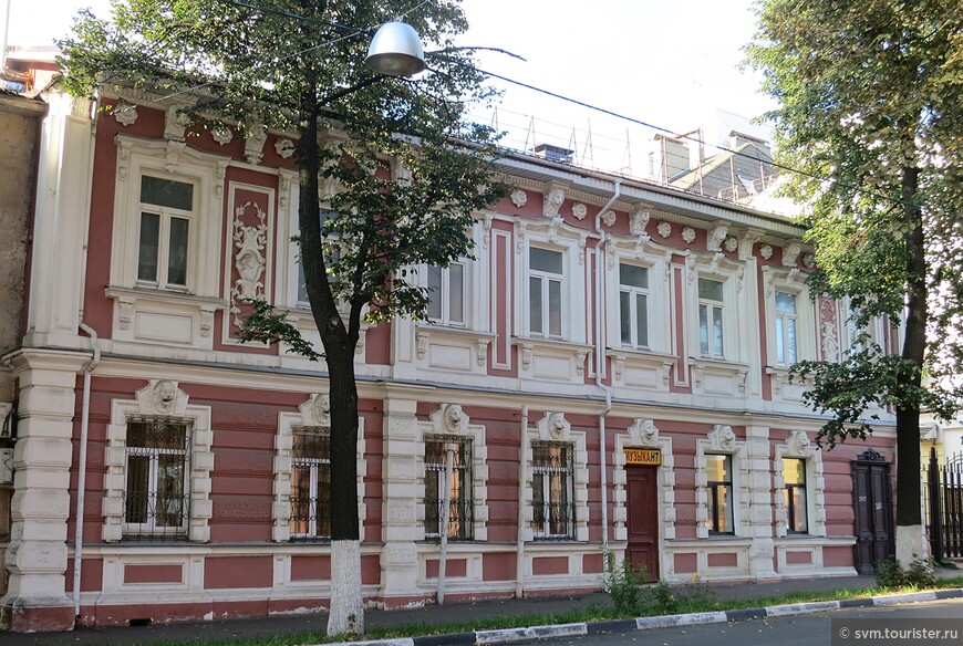 Дом дворянина Ф.Добровольского,был выстроен в 1882-82 годах в стиле эклектики по проекту арх.Килевейна,чуть позже перестроен купчихой А.Марковой.