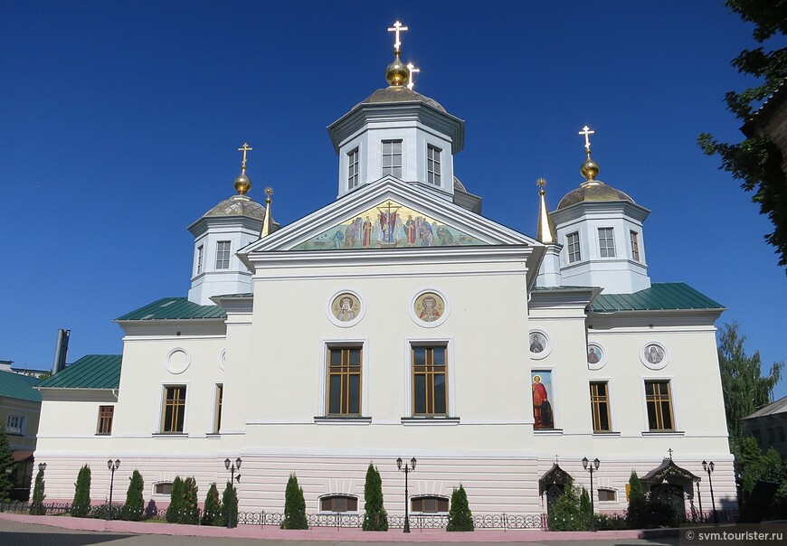 Пятикупольный Крестовоздвиженский собор построен к 1823 году.Сейчас после реконструкции сияет как новенький.