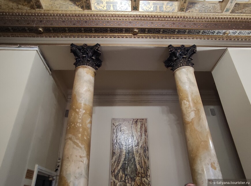 Холл украшают две колонны коринфского ордера. Они тоже не из натурального мрамора, а искусственного. 