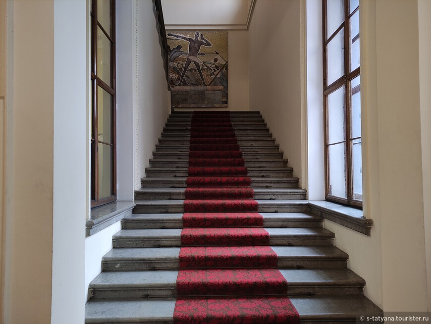 Парадная лестница 1-го этажа со стороны Спиридоновки.
