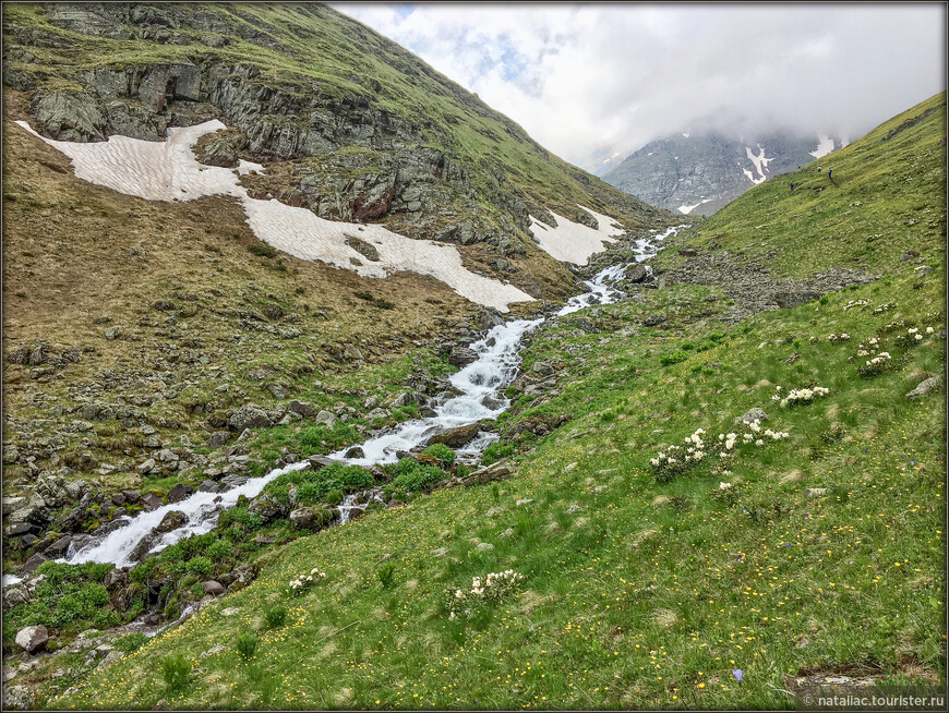 Аксаут, день 2-й, альпийские луга, снег и озеро Колчад