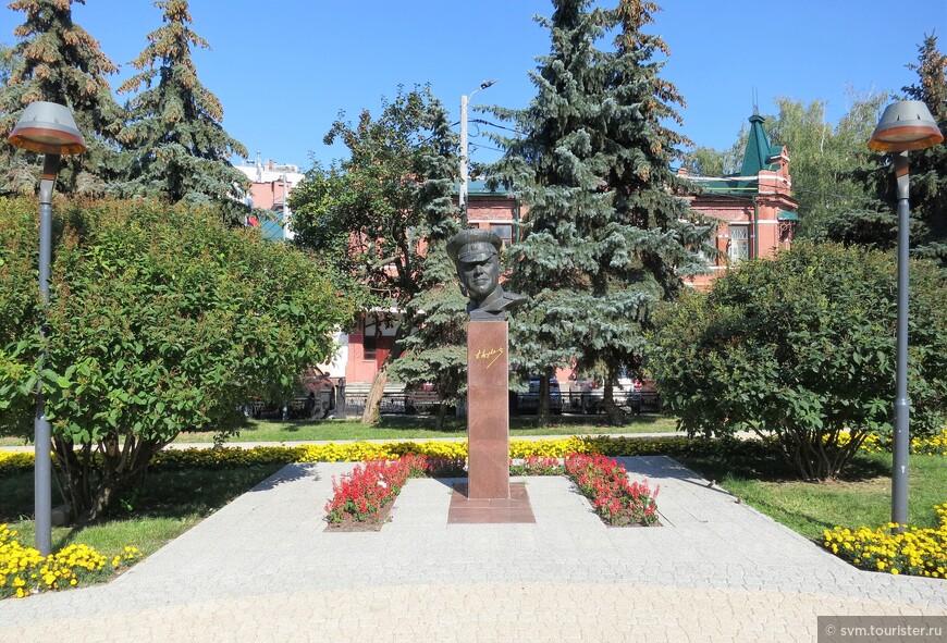 Ошарская площадь.Памятник Георгию Константиновичу установили здесь в 1992 году.