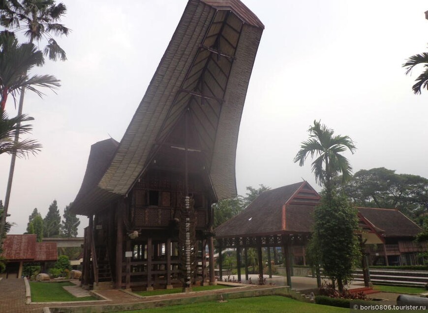 Экспозиция Сулавеси, образцы архитектуры и исторические деятели
