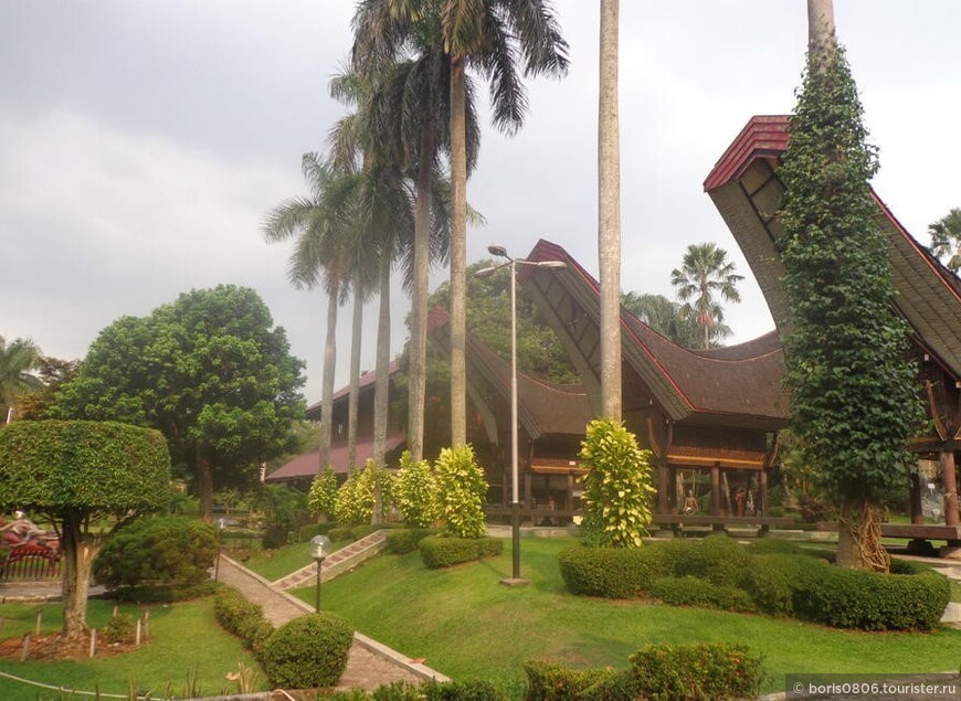 Экспозиция Сулавеси, образцы архитектуры и исторические деятели