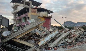 Число жертв землетрясения в Турции превысило 41 000 человек 