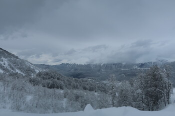 В горах Сочи спасли заблудившегося из-за снегопада туриста