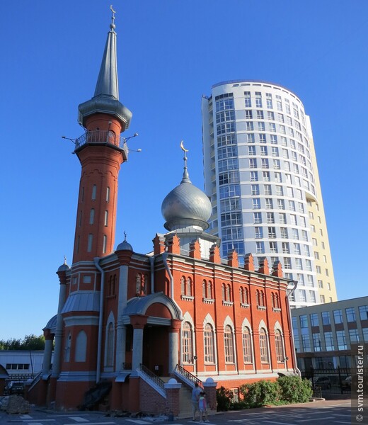 Местом строительства мечети была выбрана Сенная площадь.Кварталы вокруг этой площади были местом компактного расселения мусульманской общины.Ибо сено было традиционным промыслом нижегородских татар.