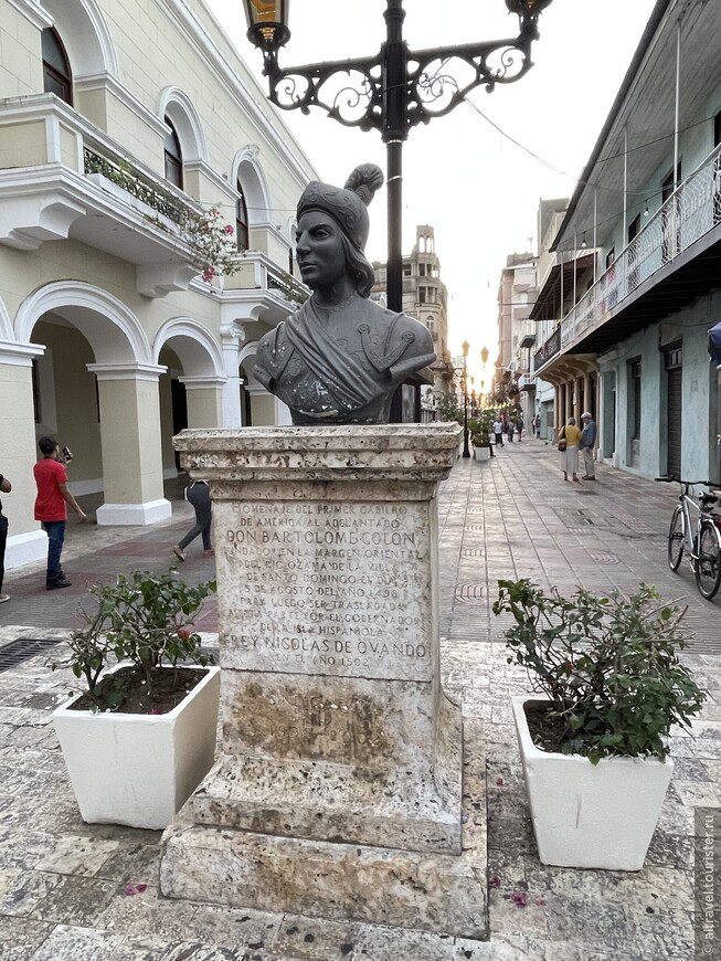 Бюст основателя города - Бартоломео Колумба, брата великого мореплавателя.
