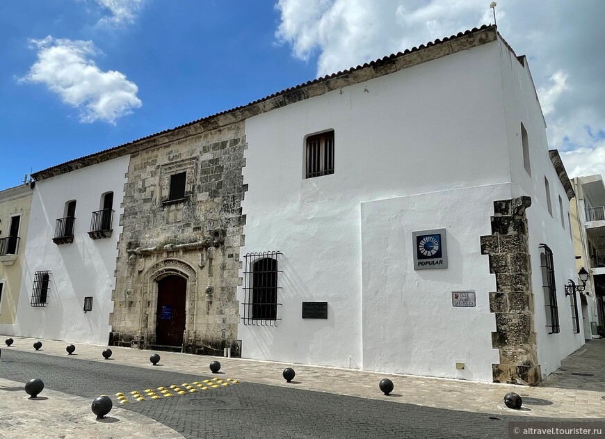 Дом с канатом (Casa del Cordón, 1502). Это, вероятно, - первый европейский каменный дом в Новом Свете и, еще более вероятно, - первый двухэтажный. Хозяином дома был Франсиско Гарай, друг Христофора Колумба. Сейчас в нем банк.