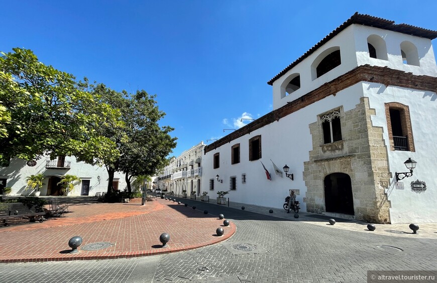 Каса-дель-Тостадо (Casa del Tostado) - дом в колониальном стиле, построенный в 1503 году. Сейчас в нем - Музей семьи, а в далеком прошлом дом Тостадо служил резиденцией архиепископа Санто-Доминго. 