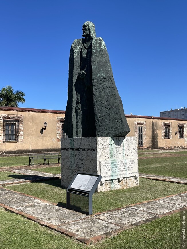 Монумент командору крепости Гонсало Фернандесу де Овьедо. Памятник подарен в 1977 году королем Испании.