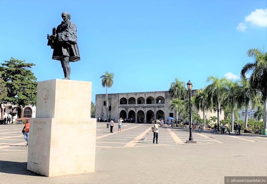 Памятник Николасу де Овандо на площади Испании. На заднем плане - Дворец Колумба.