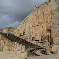 Подступы к древнему городу обозначены двумя широкими парадными лестницами, через которые в Персеполис попадали все гости.