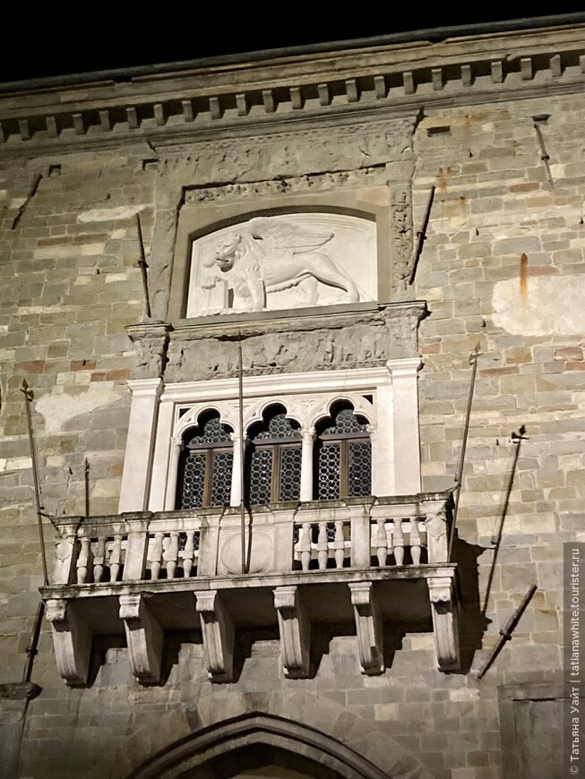Венецианский крылатый лев появился на фасаде дворца тогда,  когда Бергамо перешел под власть Вененции.