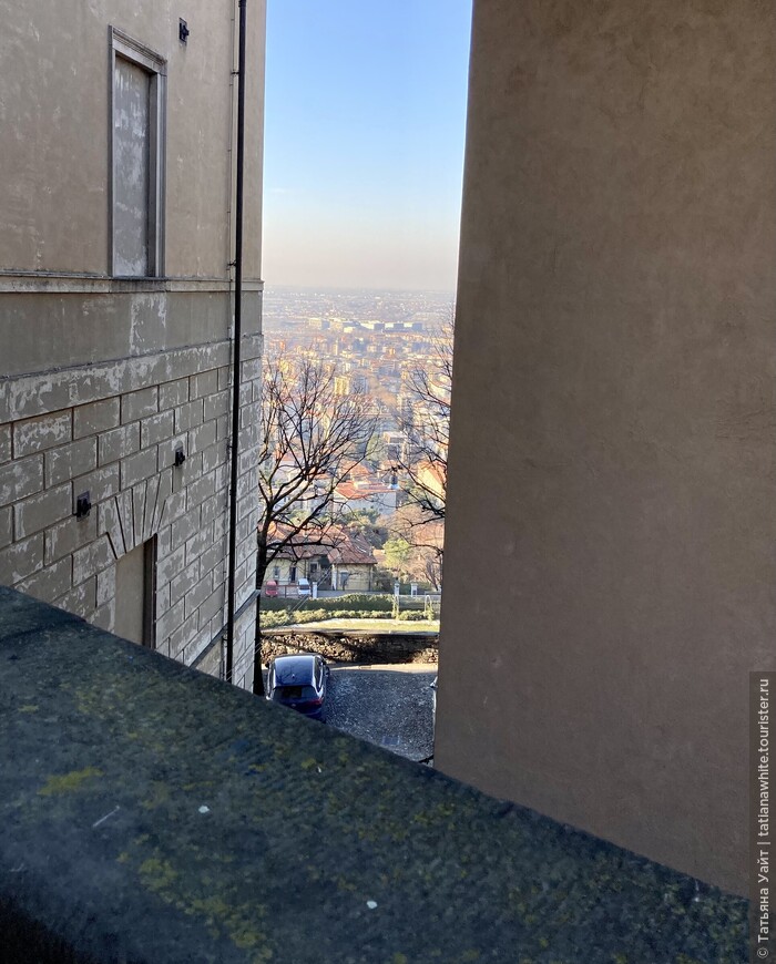 Вид на Читта Басса (нижний город) из пролёта здания унивреситета.