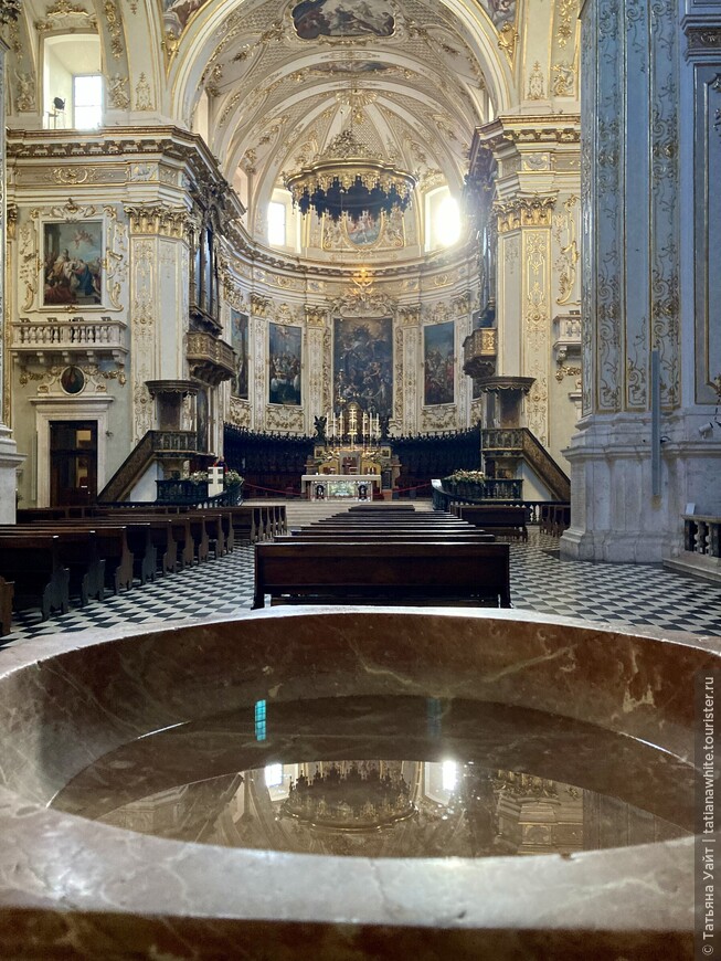 Общий вид интерьера Кафедральный собор Сант-Алессандро.