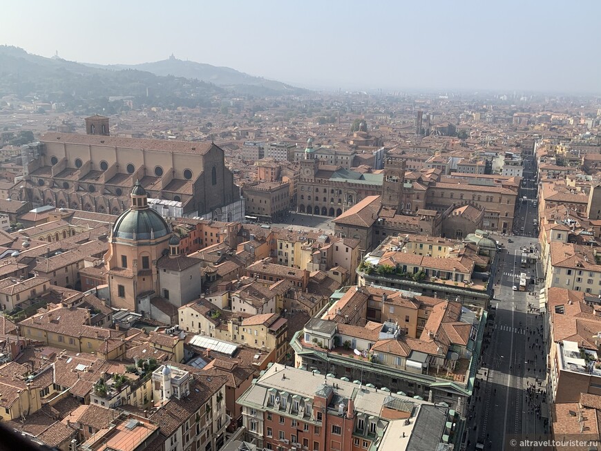 Вид на центр Болоньи с её самой высокой башни. Пьяцца Маджоре находится в центре перед большой базиликой.