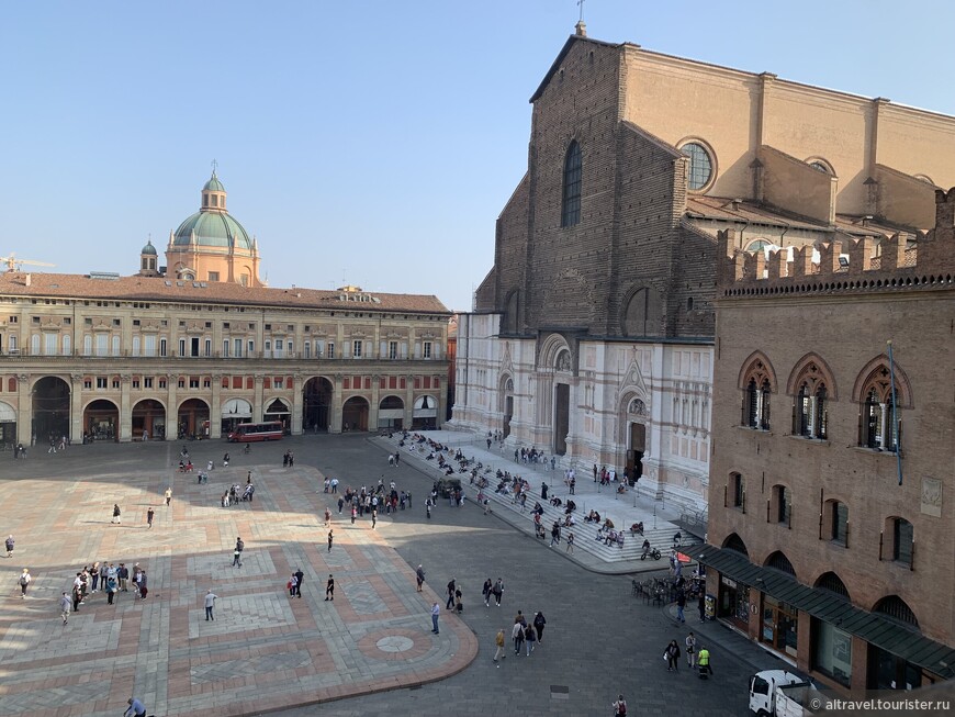 Справа - базилика Св. Петронио (главный храм Болоньи), портал которой выходит на пьяцца Маджоре.

