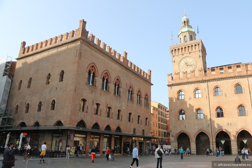 Палаццо-деи-Нотаи (1381-1422) рядом с базиликой - средневековый юридический центр. Это старинное здание сохранилось практически без изменений с момента постройки. Справа от него - Часовая башня в Палаццо Комунале.