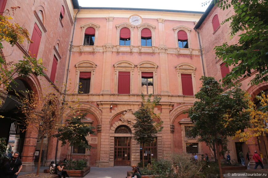 Внутренний двор палаццо оформлен в ренессансном стиле.