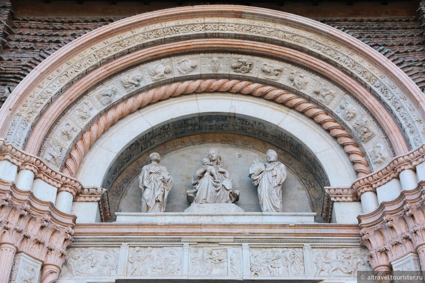 В люнете находятся Богоматерь с Младенцем, Св. Петронио с моделью храма в руках (справа) и Св. Амбруаз (слева). В архитраве (горизонтальной перемычке) изображены 5 сцен из детства Христа.