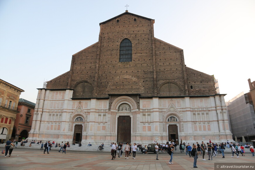  Фасад базилики Святого Петронио отделан розовым мрамором лишь наполовину.