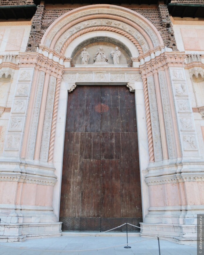 Центральный портал базилики (Porta Magna) работы Якопо делла Кверча.