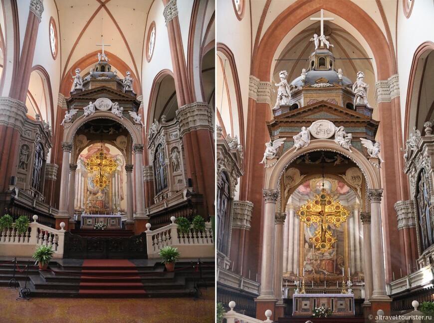 Балдахин 17-го века над главным алтарём с двумя органами по бокам. Тот, что справа, датируется концом 15-го века и до сих пор функционален.