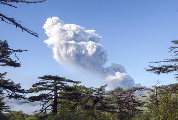 Вулкан Эбеко на Курилах выбросил столб пепла на высоту почти 3 км