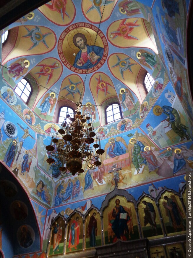 Великолепный Знаменский монастырь в красивом месте в Абалаке - возле Тобольска.