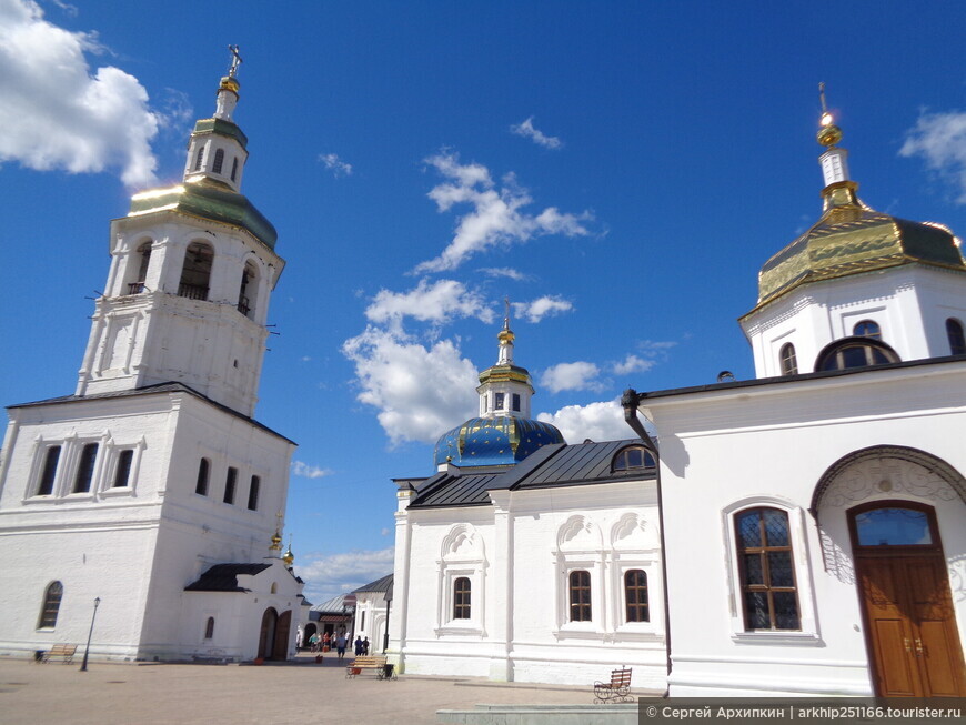 Великолепный Знаменский монастырь в красивом месте в Абалаке - возле Тобольска.