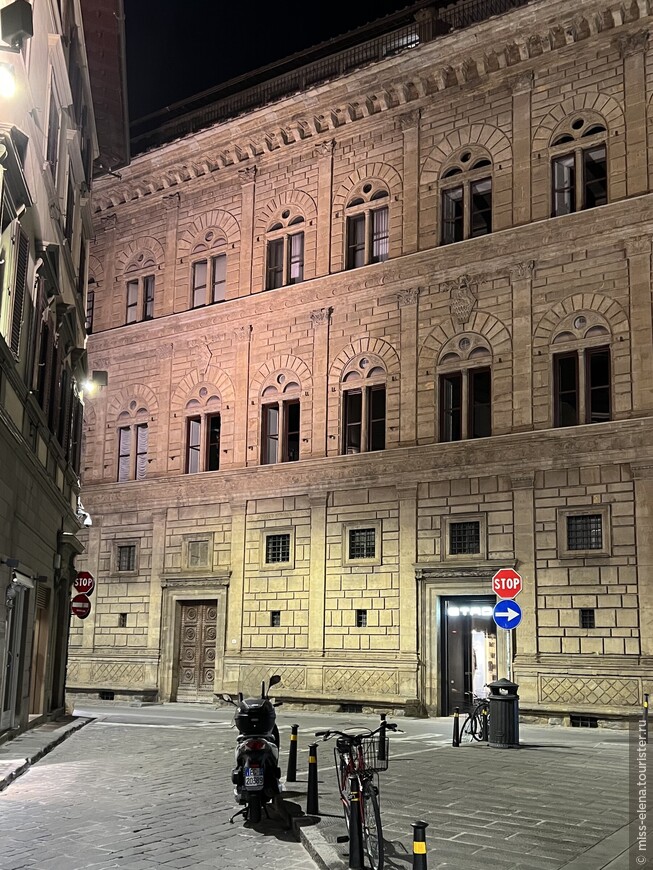 Палаццо Ручеллаи —один из лучших образцов флорентийской гражданской архитектуры периода кватроченто. Здание было спроектировано Альберти, а построено Бернардо Росселлино в период с 1446 по 1451 годы.

