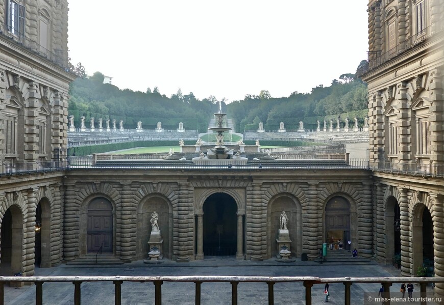 Вид на сады Боболи из окна Палаццо Питти
