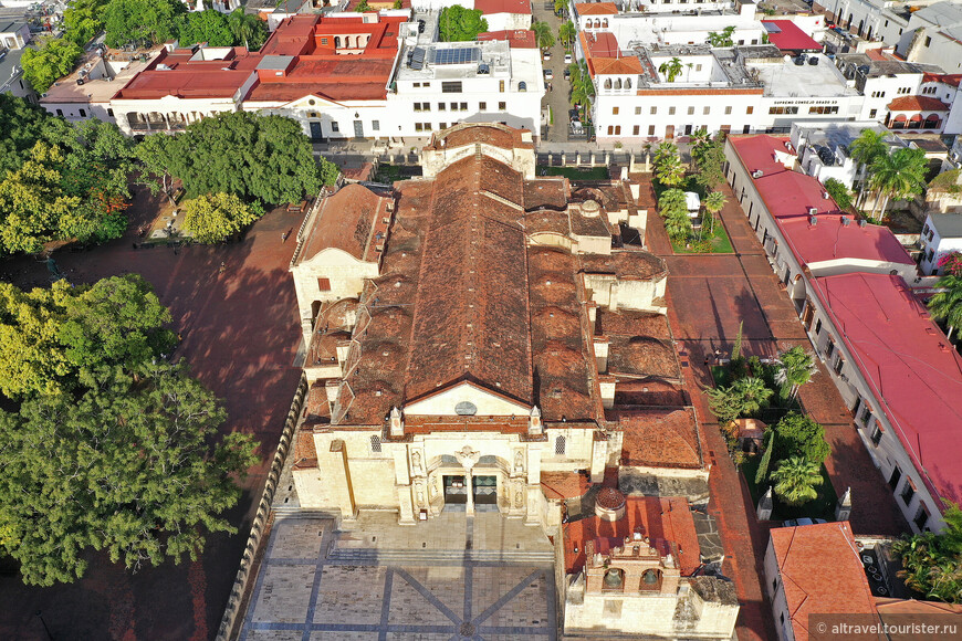 Кафедральный собор (по центру) и монастырь (справа, под красными крышами) Пресвятой Девы Марии - вид сверху. Фото из интернета.
