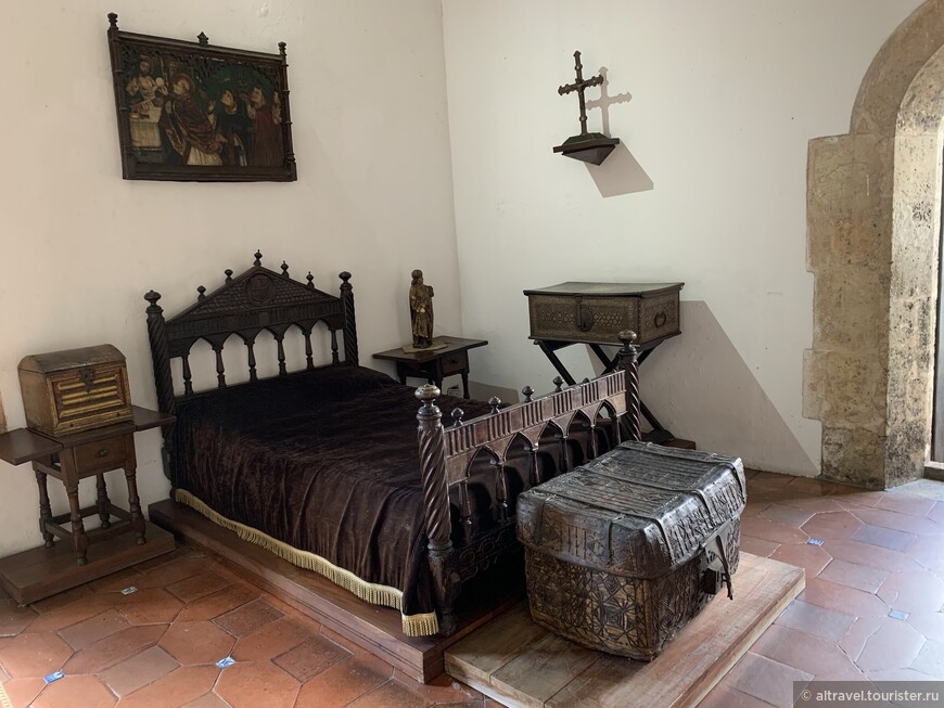 Спальня Диего Колумба с чемоданом-сундуком из слоновой кожи.