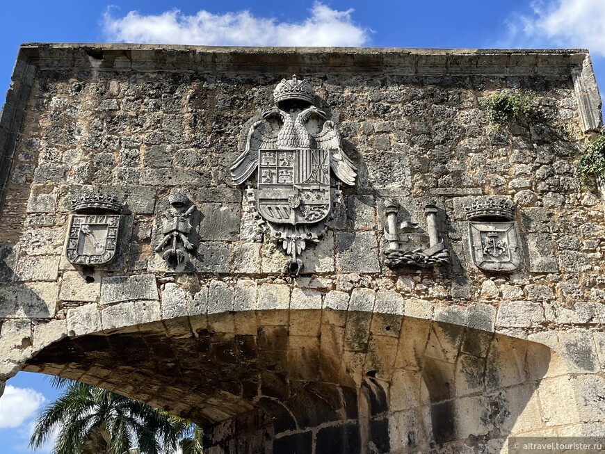 Городская стена и ворота рядом с дворцом Колумба.