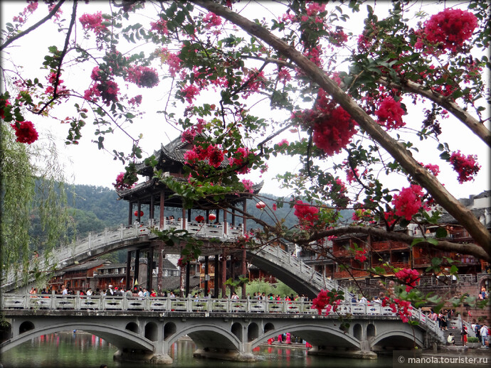 В переводе с китайского означает Радуга-мост. Подобно радуге в небе выгнулся мост над рекой