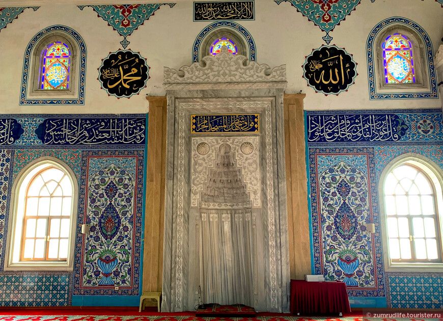 Михраб в мечети Merkez Külliye Camii в Манавгате 
