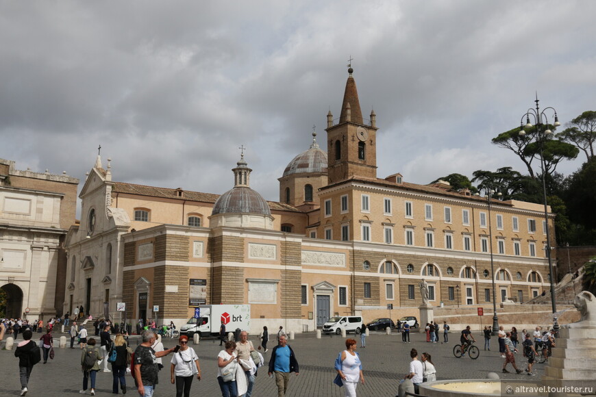 Церковь Санта-Мария-дель-Пополо - внешний вид со строны одноименной площади.