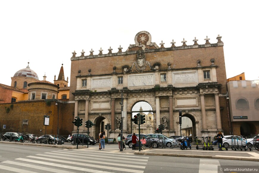 Ворота Порта-дель-Пополо, через которые прибывающие в Рим попадали в город. Их римское название - Porta Flaminia. Современный вид ворота приобрели в 1562-1565 гг., когда были перестроены по распоряжению папы Пия IV по проекту Микеланджело.