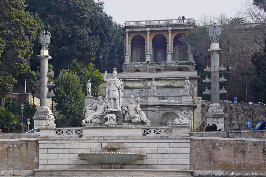 Бельведер на склоне холма Пинчио (интернет). В центре фонтана - богиня Рома, олицетворящая могущество Рима, в окружении двух мужских фигур, символизирующих реки Тибр и Аньене (приток Тибра). Две растральные колонны по бокам фонтана ещё больше подчёркивают классический вид всей композиции.