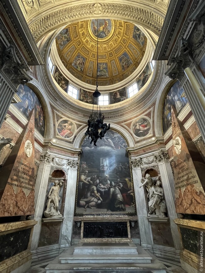Капелла Киджи: по своей конструкции купол капеллы напоминает купол Пантеона. Картина в алтаре - «Рождество Богородицы» Себастьяна дель Пьёмбо (1555 г).

