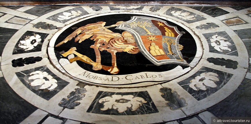 На полу капеллы Бернини мозаично изобразил крылатый скелет, держащий в руках герб семейства Киджи. Четыре увеличенные буквы в подписи Mors aD CaeLos («Через смерть к небесам») образуют римскими цифрами (MDCL) юбилейный 1650 год.