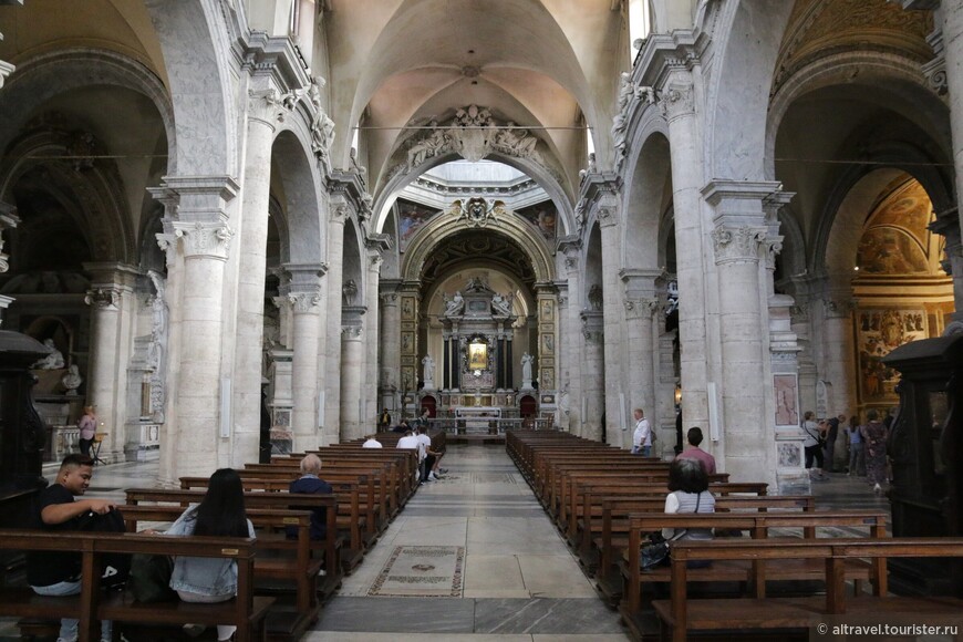 Интерьер выполнен в форме латинского креста с капеллами по бокам; неф получил барочное оформление во время реконструкции Бернини.