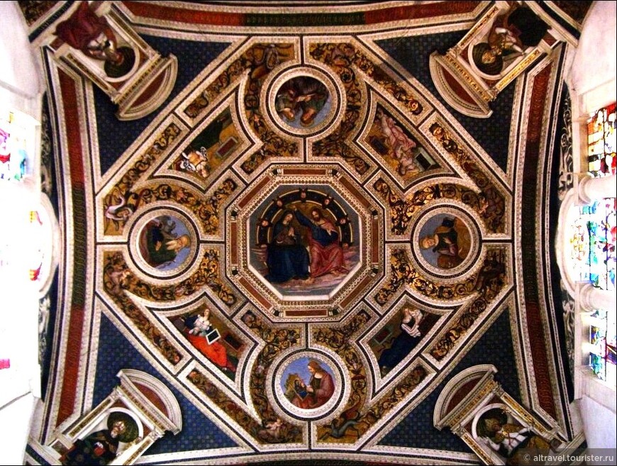 Фреска Пинтуриккьо на потолке за алтарём (1509 г.), которую трудно разглядеть снизу. Фото из интернета. Помимо главного сюжета (коронация Богородицы), на ней ещё много кто изображён: четыре евангелиста, четыре сивиллы и четыре Отца Церкви. Бернардино Пинтуриккьо (1454-1513) был известным итальянским художником эпохи Возрождения родом из Умбрии.