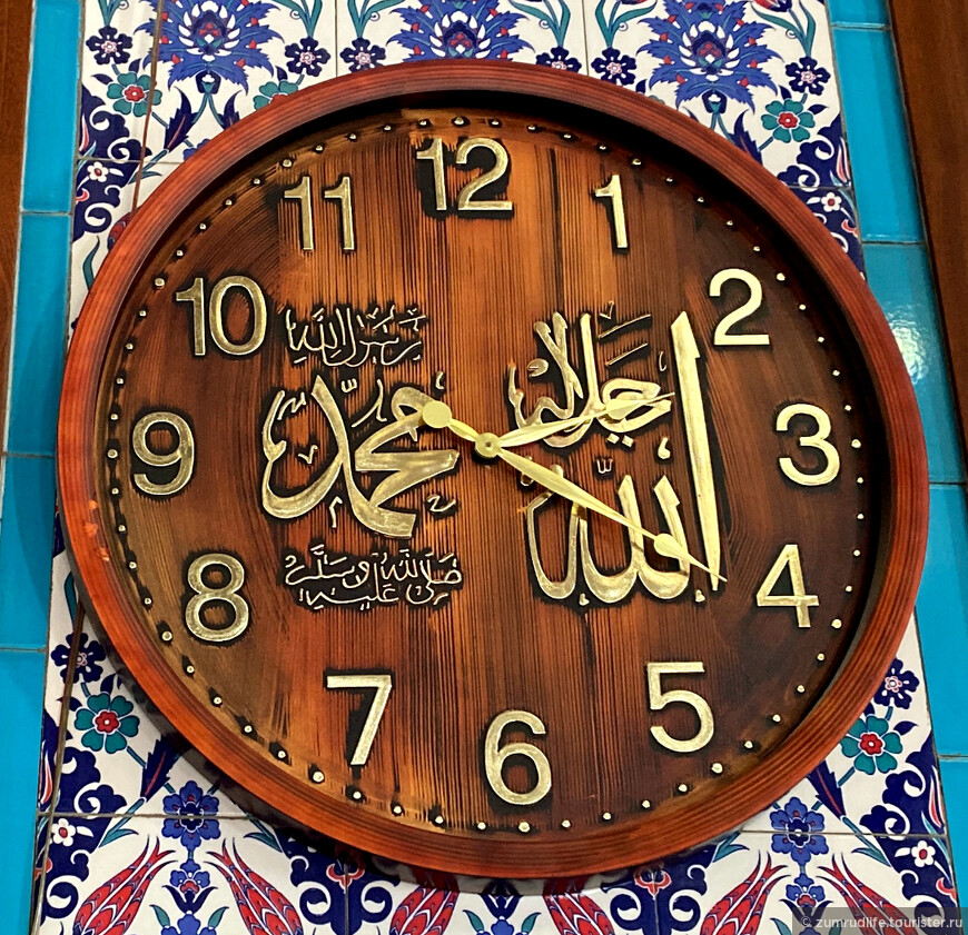 Настенные часы в Мечети Merkez Külliye Camii в Манавгате