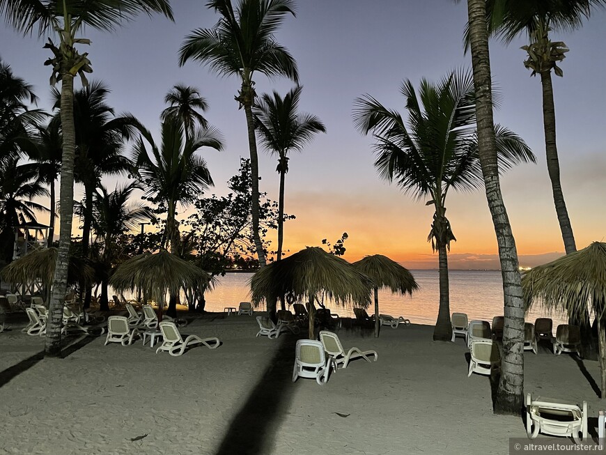 Пляж нашего отеля. На картах этот пляж называют Playa Nueva Romana (№1 на карте 2 ниже).