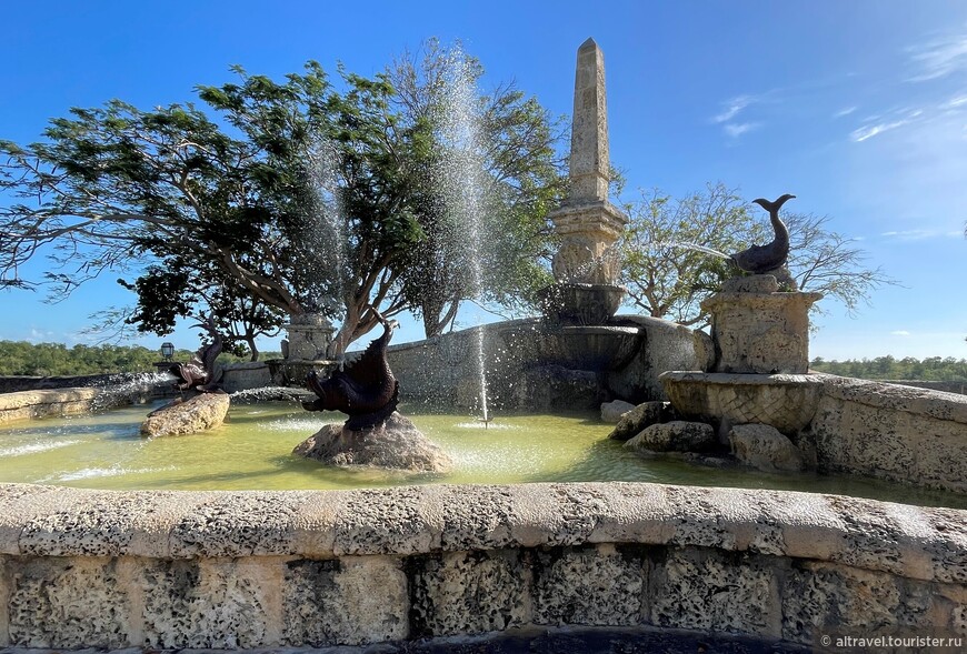 В Альтос-де-Чавон можно увидеть «копию римского фонтана«» ...